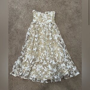 ISO!!!!!!!!!!👀.        Apricot Lane midi/ strapless white floral dress ANY SIZE
